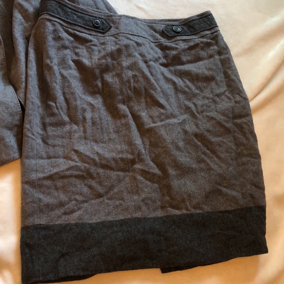 Gorgeous 2 tone grey skirt suit - Picture 2 of 7